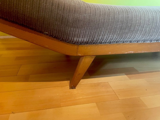 Image 1 of Chaise longue/lit de jour vintage années 1950 - Velours côtelé/bois massif avec photo animée