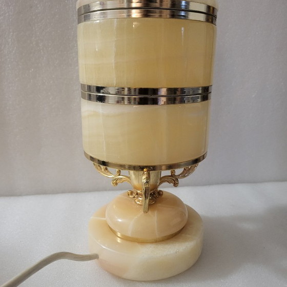 Image 1 of Lampe à poser en albâtre et laiton 