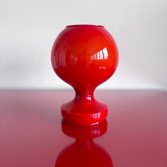 Image 1 of Lámpara de mesa de cristal opalino rojo, Osvetlovaci sklo, Checoslovaquia