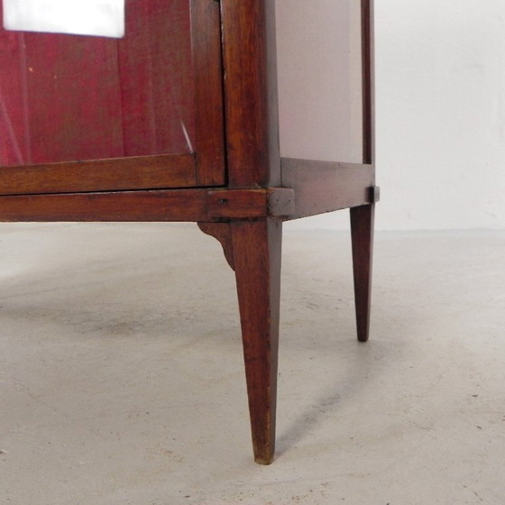 Image 1 of Vitrina de caoba con tapa de mármol, década de 1920.