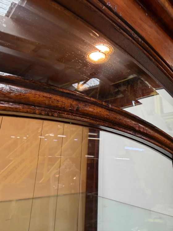 Image 1 of Antieke houten vitrinekast met glazen deuren en verlichting