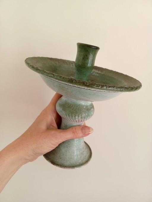 Mid-Century Studiokeramik. Handgefertigter Tazza-Kerzenhalter mit Celadon-Glasur. Signiert.