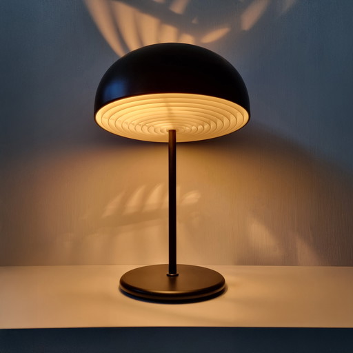Nymane - Large lampe à poser noire