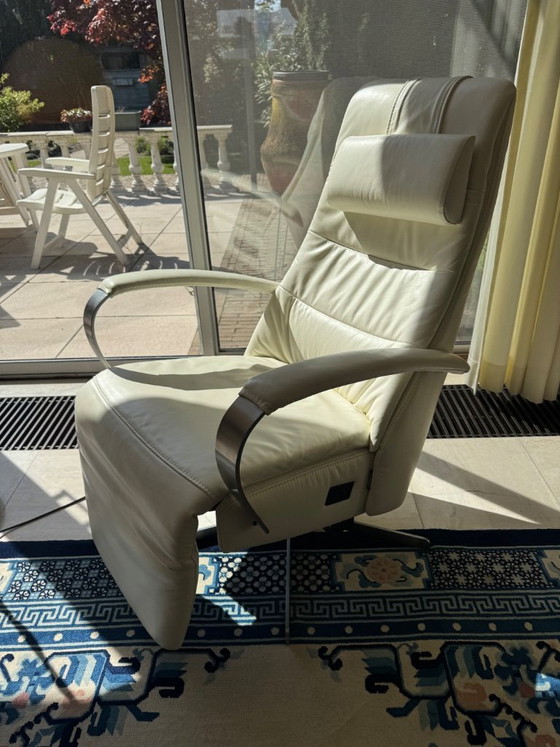 Image 1 of Prominenter elektrischer Aufstehsessel, weiß, Lee