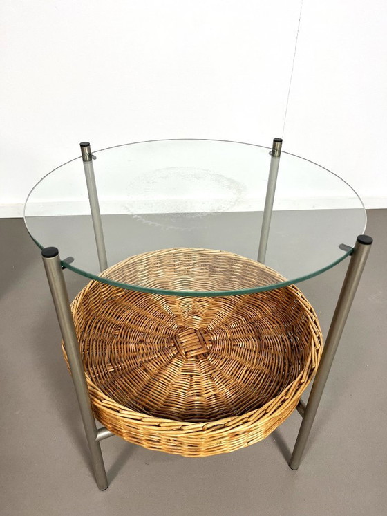 Image 1 of 2 petites tables d'appoint avec porte-revues en osier, années 1960.