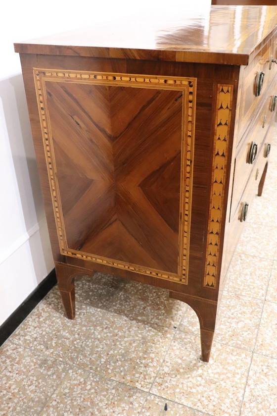 Image 1 of Cómoda antigua de nogal con incrustaciones, Italia, siglo XVIII, restaurada