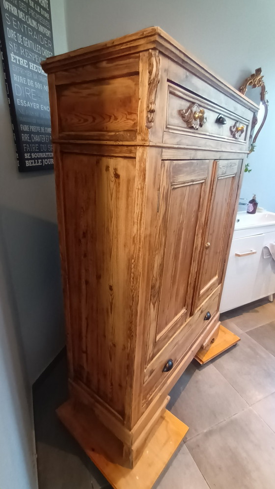 Image 1 of 💥Verfügbar 💥Antiker Kleiderschrank aus Naturholz, einzigartiges, restauriertes Stück
