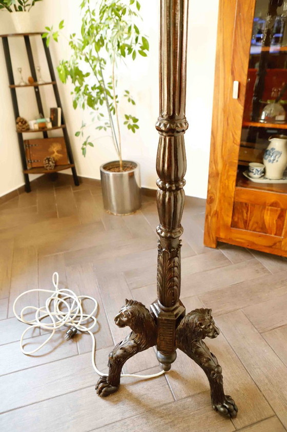 Image 1 of Lámpara de pie antigua con motivo de león