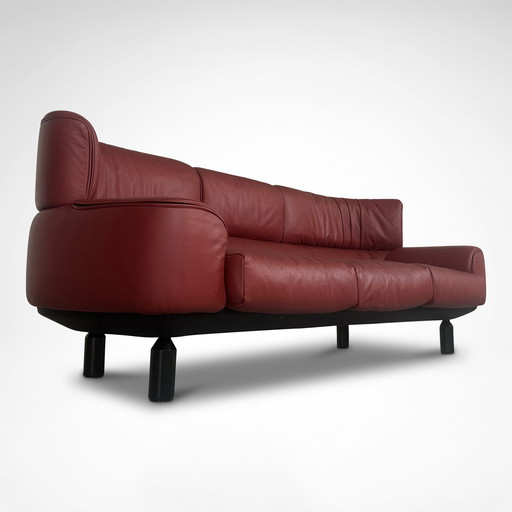 Canapé Bull 3 places en cuir rouge par Gianfranco Frattini pour Cassina 1987