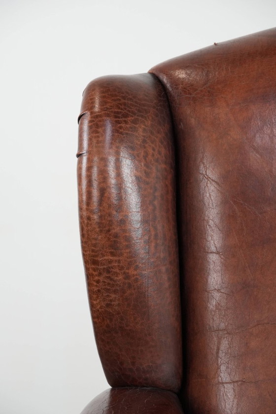 Image 1 of Fauteuil à oreilles classique vintage en peau de mouton et bois