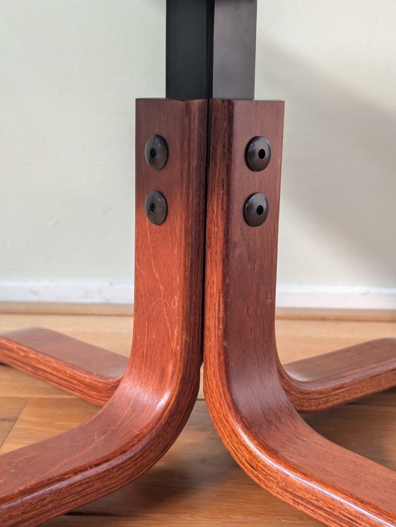 Poggiapiedi vintage danese in pelle nera e legno, anni '70. – Poggiapiedi e pouf, Leather, Wood (photo 6 of 7)