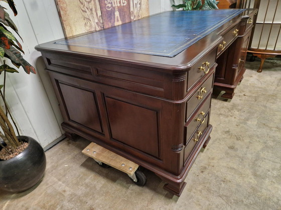 Image 1 of Klassieke Engelse dubbelzijdig bureau, schrijftafel, partnerdeks met lederen inleg afm. 180x105 en 76cm hoog.