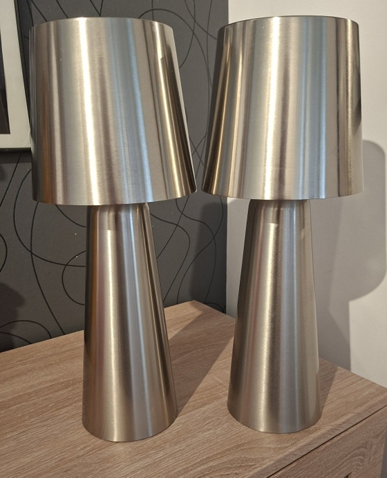 Lámpara de mesa grande Arenys de metal con acabado plateado brillante. – Kave, Lámparas de mesa (photo 5 of 7)