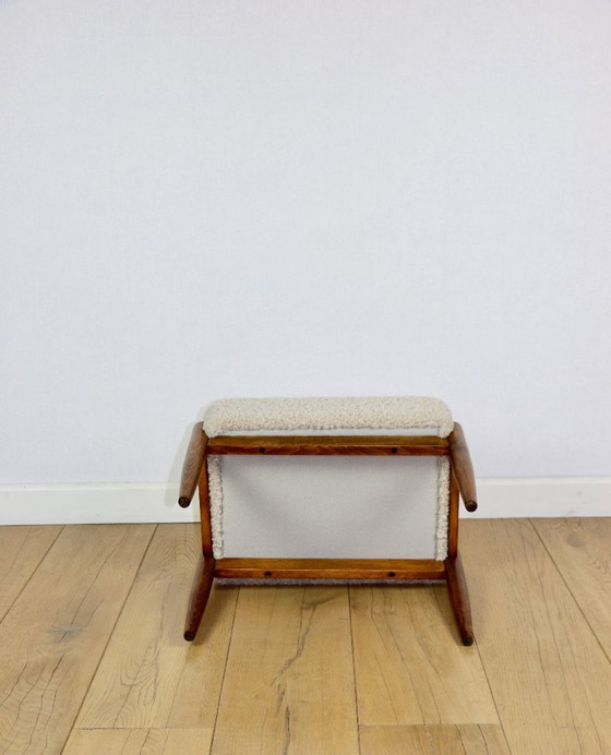 Image 1 of Edmund Homa Hocker, Sitzfläche aus cremefarbenem, elfenbeinfarbenem Bouclé-Leder, langer Lammfellflor. Ähnliche Modelle.