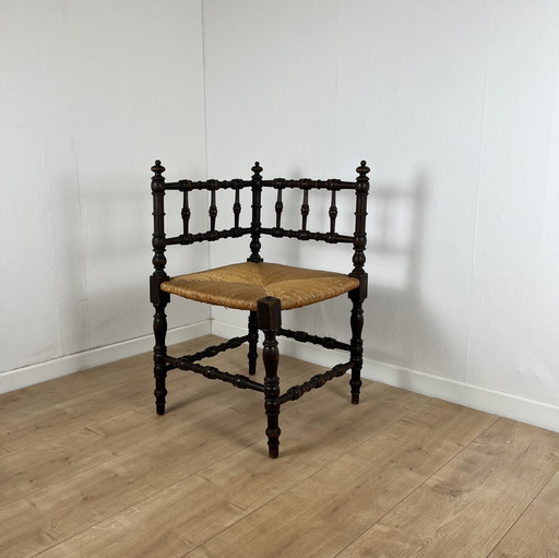 Chaise d'angle en bois sculpté et paille, fin du 19e siècle