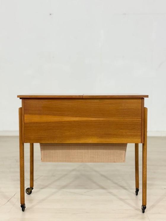 Image 1 of Tavolo da cucito vintage in teak, mobiletto da cucito, cassettiera, tavolino laterale, design danese