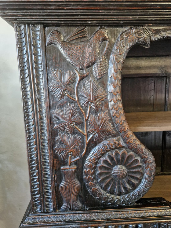 Image 1 of Ancienne armoire buffet gothique sculpture