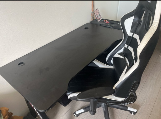 Spiel-/Bürotisch und Stuhl mit Beinauflage
