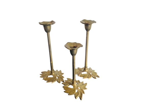 Image 1 of Ensemble van drie art nouveau vintage messing kandelaars bloemen 