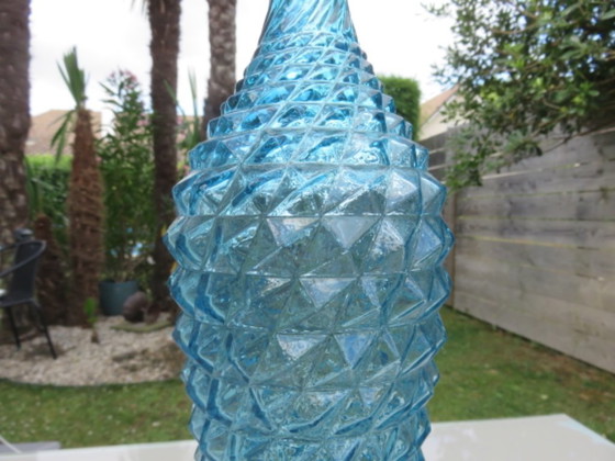 Image 1 of Botella gigante, jarra, Empoli, Italia, vidrio azul con puntas de diamante. Décadas de 1960-1970.
