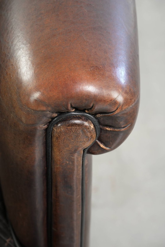 Prachtige set van een schapenleren bankstel samen met zijn bijpassende clubfauteuil met een luxe voorkomen (photo 21 of 22)