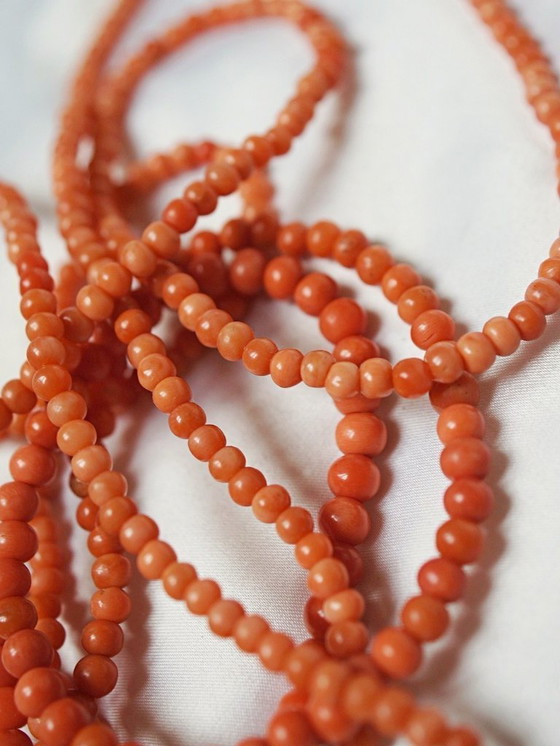 Image 1 of Très long sautoir ancien Art Déco en corail naturel perles en chute 2m