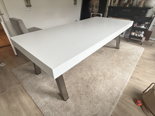 Wunderschöner weißer Esstisch mit Aluminiumbeinen