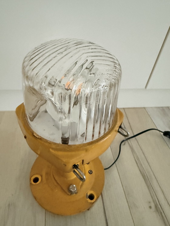 Image 1 of Lampe de chevet ( anciennement utilisée pour le marquage d’aéroport)