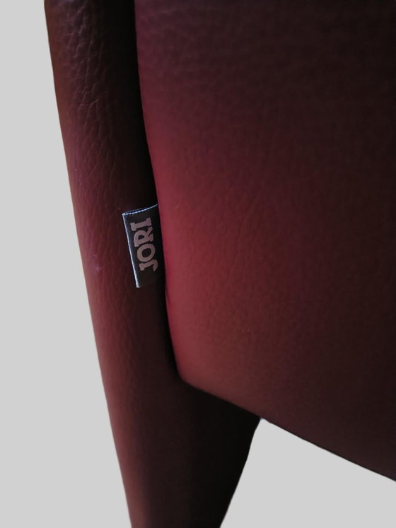 Image 1 of Sillón Jori Vinci de cuero rojo cereza.