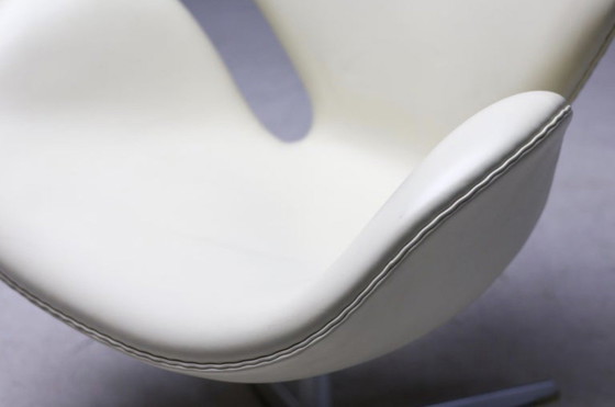 Image 1 of Silla Swan del 50.º aniversario, edición limitada