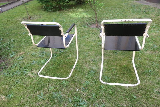 Image 1 of Een paar tuinstoelen van ijzer en hout uit het midden van de 20e eeuw, beschilderd.