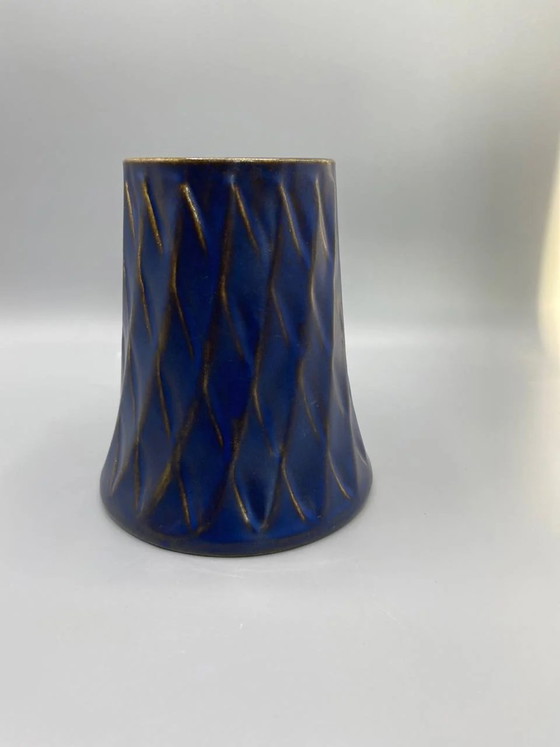 Boccale in ceramica blu cobalto con decorazione a rombi in rilievo, Blümlein Tettnang, Germania – Stoviglie (photo 3 of 6)