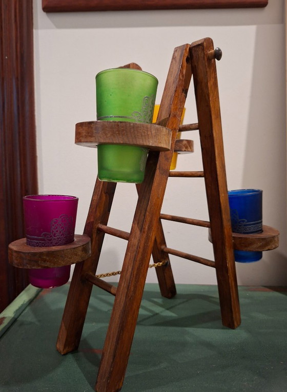 Image 1 of Decoratieve houten wijnkeldertrap. Een eerbetoon aan drinkende muizen. Vintage kandelaar en plantenbak.