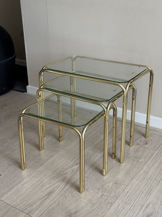 Image 1 of Set van 3 vintage gouden tafeltjes met glazen blad