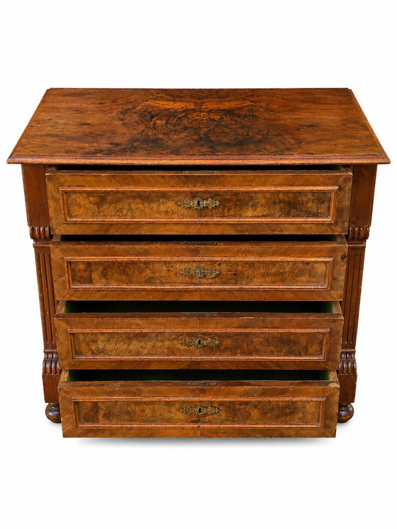 Antike Kommode im Louis-Philippe-Stil mit 4 Schubladen aus Holz und Nussbaummaserholz – Kommoden, Wood (photo 6 of 10)