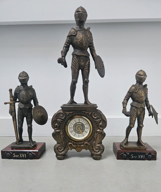 Image 1 of Horloge Chevalier avec statues de chevaliers assorties