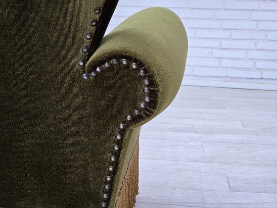 Image 1 of Sofá danés de tres plazas, años 70, terciopelo verde, patas de madera de fresno.