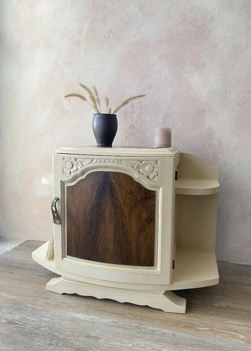 Mesita de noche Art Déco: profundo contraste entre la madera de nogal y la pintura color crema.