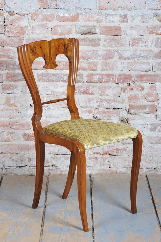 Juego de cuatro sillas Biedermeier restauradas, de nogal, de estilo polaco y checo, de la década de 1840. (photo 4 of 14)