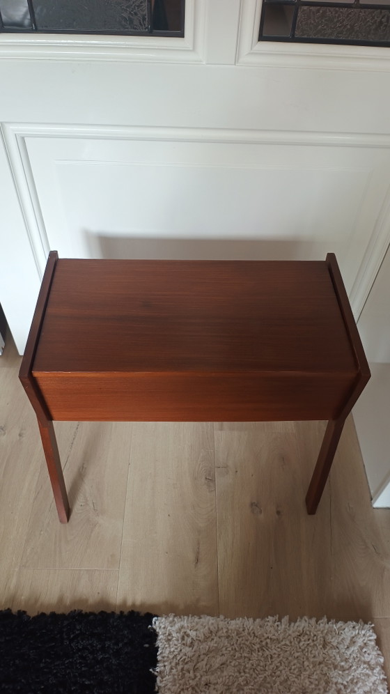 Image 1 of Table d'appoint vintage danoise en teck, idéale pour les plantes, les plantes ou la couture – années 1960