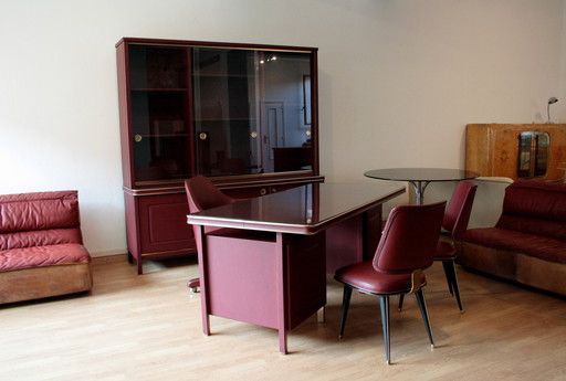 Set of desk and three chairs by Umberto Mascagni in burgundy imitation leather and brass, 1950 Italy