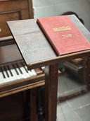 Leggio antico in rovere e ghisa: un leggio architettonico senza tempo