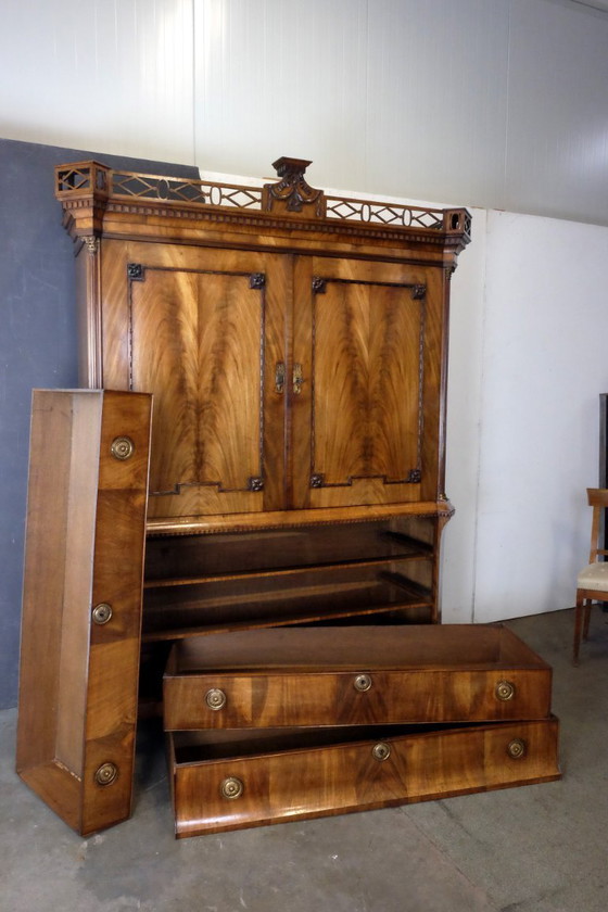 Image 1 of Elégant cabinet en acajou à décor floral vers 1780.