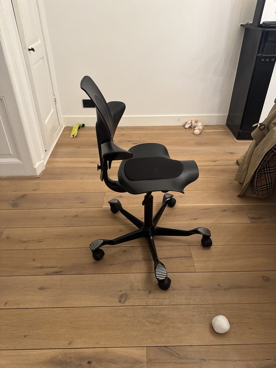 Image 1 of Schwarzer ergonomischer Bürostuhl auf Rollen