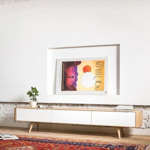 TV-Möbel aus Holz mit weißen Fronten