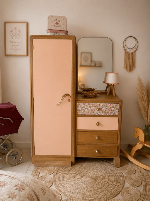 Asymmetrische Vintage Kledingkast, Hout & Poederroze – kledingkasten, Wood