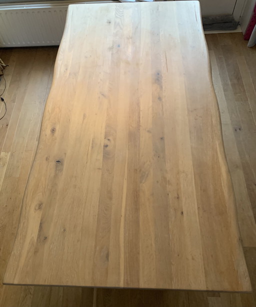 Tree trunk table with black X-legs – stylish and robust