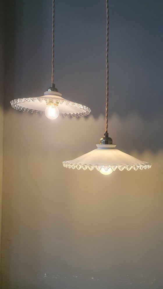Image 1 of Set di 2 lampade a sospensione francesi in vetro opalino degli anni '30. Modello Piecrust.