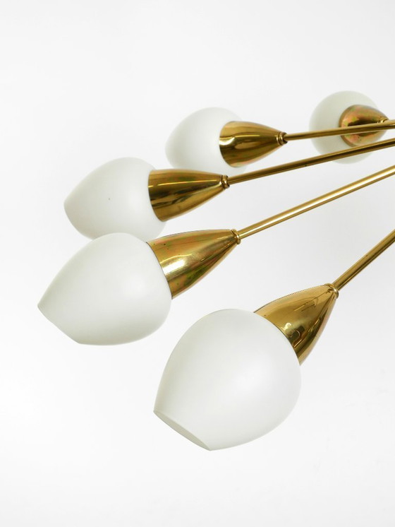 Image 1 of Rarissimo splendido lampadario a 12 bracci in ottone del Mid Century con paralumi in vetro opalino