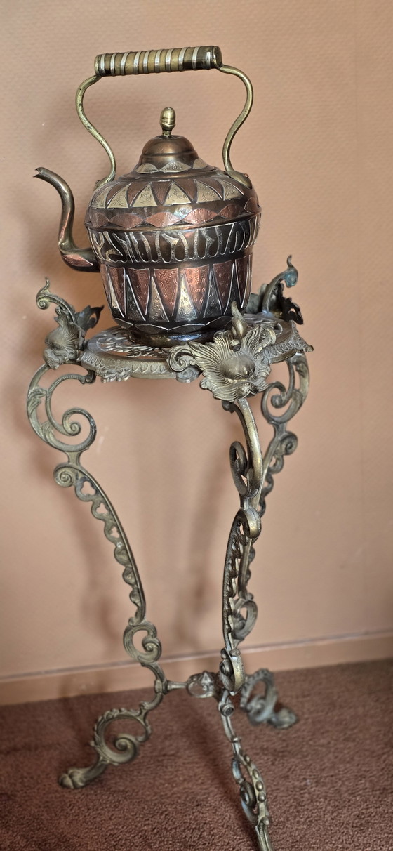 Image 1 of Esclusiva teiera antica marocchina in rame con supporto originale: un capolavoro senza tempo, ricco di carattere.